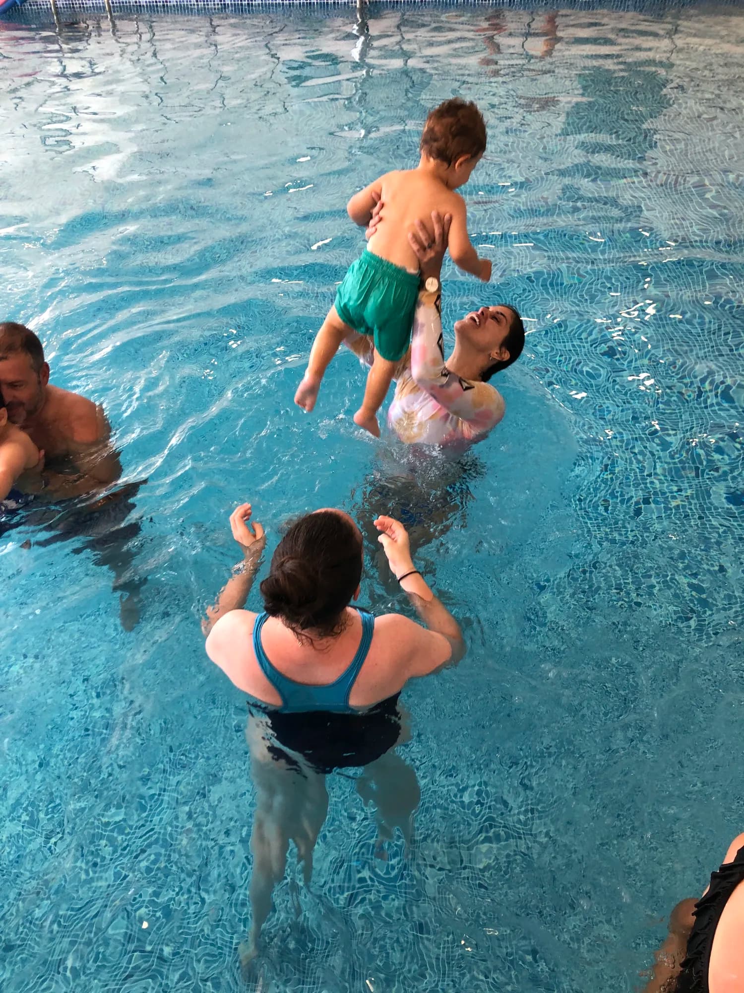 Μάθημα baby swimming στην πισίνα με τον γονέα και την προπονήτρια
