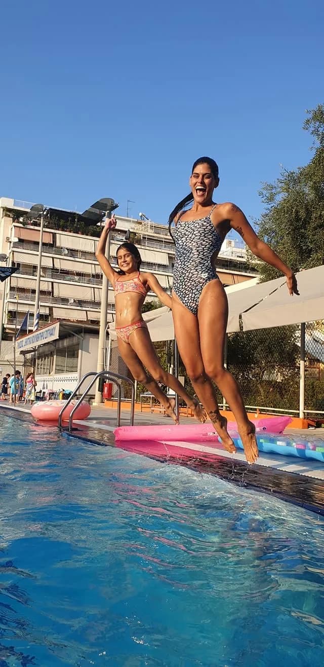 Κολυμβήτρια στον βατήρα εκκίνησης πριν την κούρσα